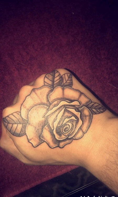 纹身玫瑰花 男生手背上黑灰色的玫瑰花纹身图片