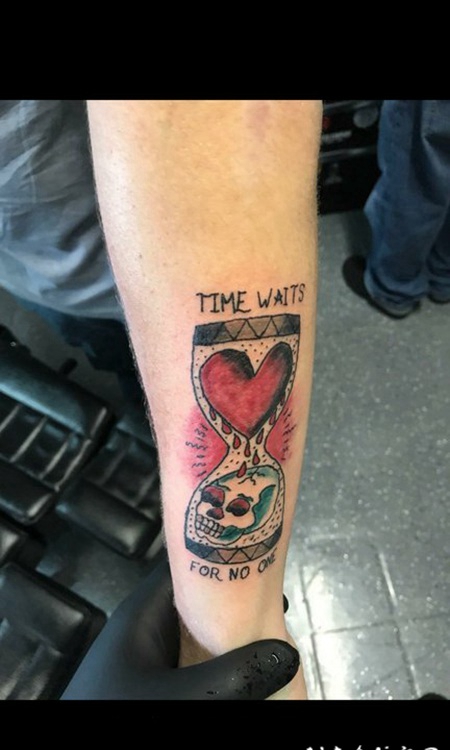 纹身沙漏 男生手臂上彩绘的沙漏纹身图片