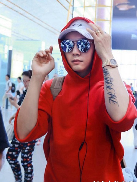 陈伟霆纹身图 明星手臂上黑色的英文纹身图片