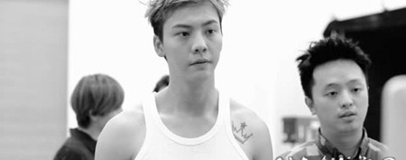 陈伟霆纹身图 明星肩部黑色的皇冠纹身图片