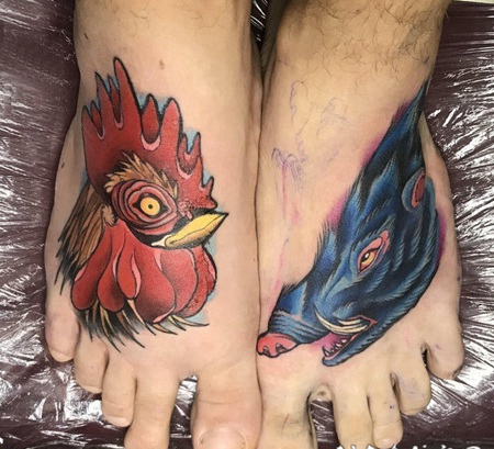 百乐动物纹身 女生脚背上鸡和野猪纹身图片