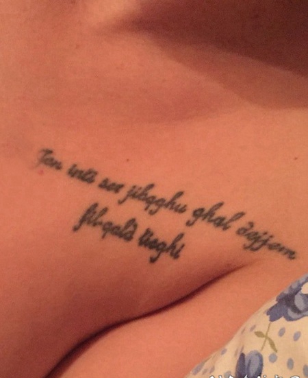 英文短句纹身 男生胸部黑色的英文短句纹身图片