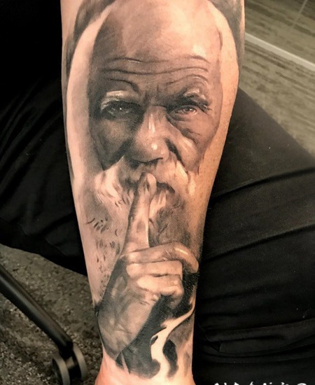 人物肖像纹身 男生小臂上超写实的人物肖像纹身图片