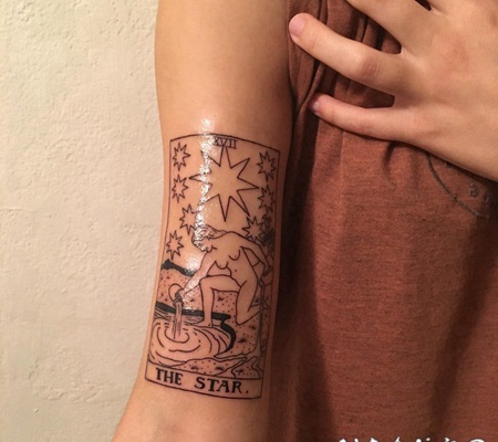 线条纹身小图 女生手臂上黑色的线条纹身图片