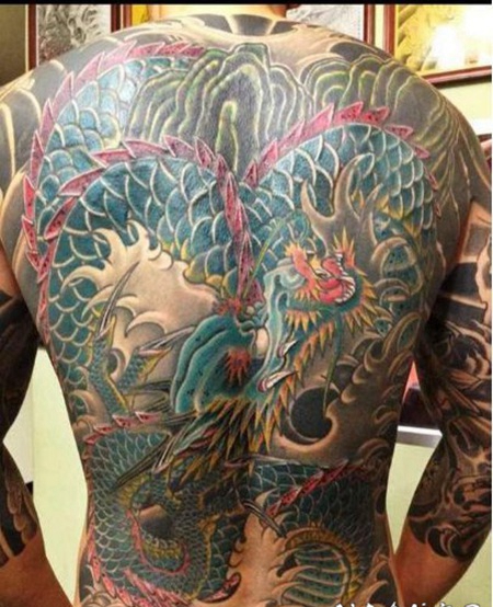 中国纹身明星 王明阳背上彩绘的龙纹身图片