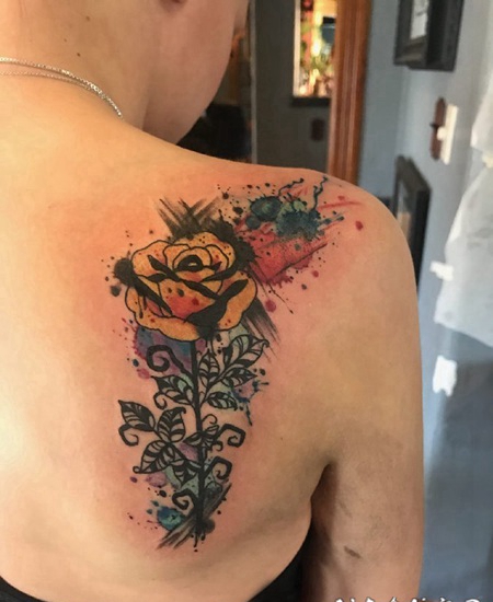 玫瑰纹身图 女生后背上娇艳的玫瑰纹身图片