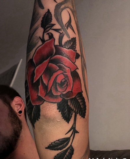 纹身玫瑰花 男生手臂上彩绘的玫瑰花纹身图片