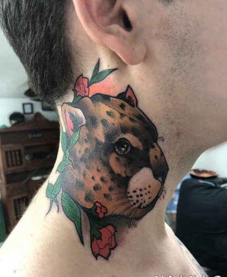 豹子头纹身 男生脖子上彩绘的豹子头纹身图片