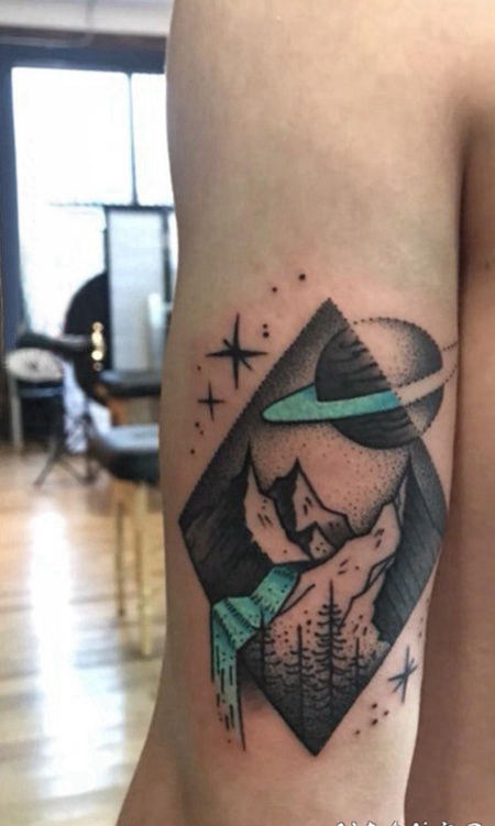风景纹身 男生大臂上几何和风景纹身图片