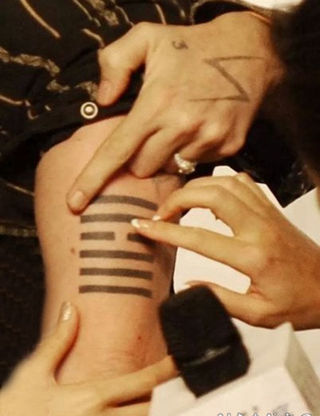 国际纹身明星 Johnny Depp手臂上黑色的易经卦象纹身图片