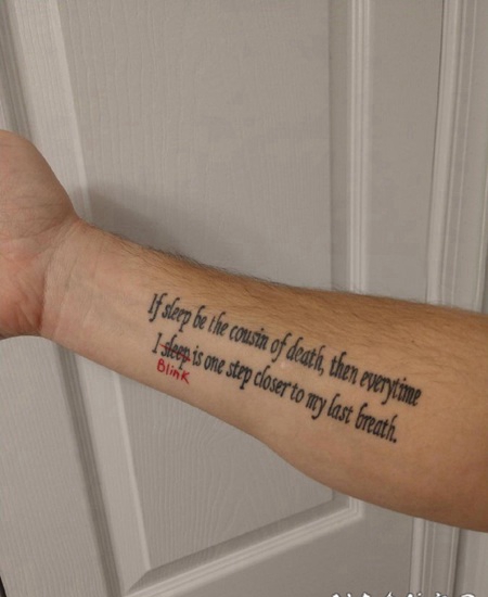 手纹身英文字母 男生手臂上彩绘的英文字母纹身图片