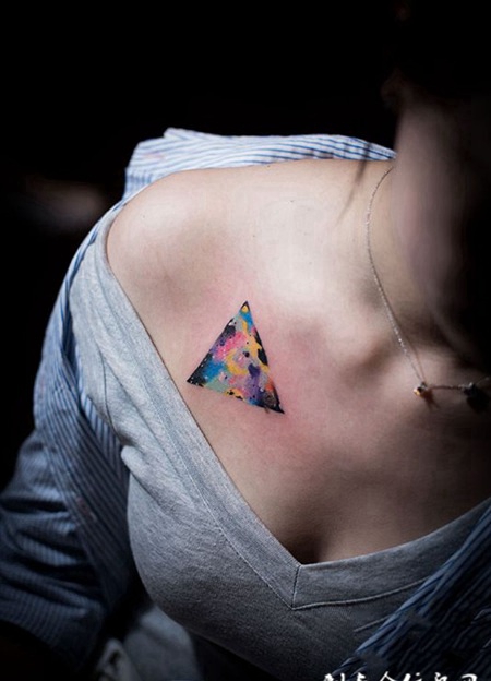 几何的色彩，锁骨处三角形星空水彩纹身