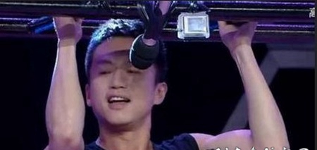 邓超胳膊纹身 明星手臂上黑色的英文字母纹身图片