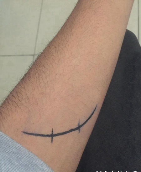 极简线条纹身 男生手臂上黑色的极简线条纹身图片