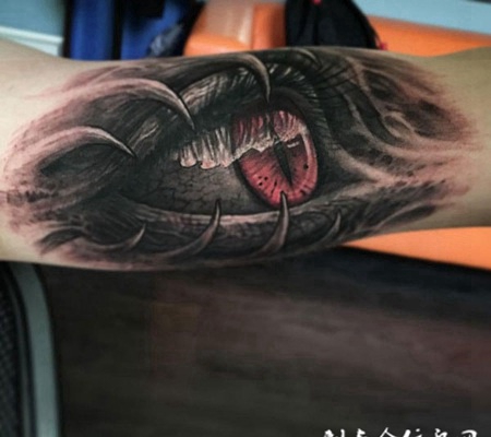 恶魔之眼，手臂逼真的眼睛创意纹身
