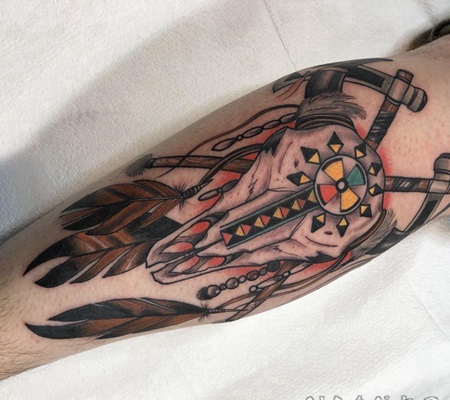 羊头骨纹身 男生手臂上彩绘的羊头骨纹身图片