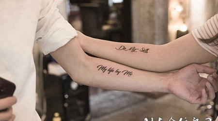 爱意呈现，情侣手臂英文个性纹身