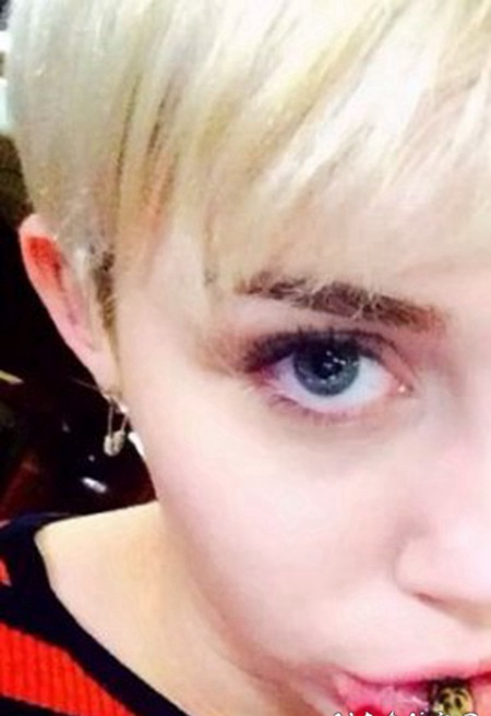 有趣的纹身 明星嘴唇上彩绘的小图案纹身图片