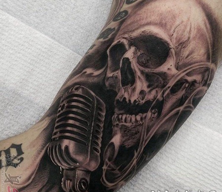 双大臂纹身 男生大臂上骷髅和麦克风纹身图片