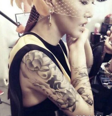 谭维维纹身花臂 明星手臂上黑灰色的莲花纹身图片