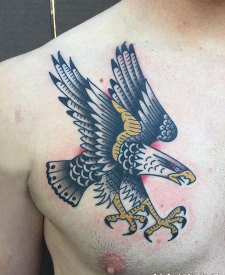 纹身老鹰图片 男生胸上彩绘的老鹰纹身图片