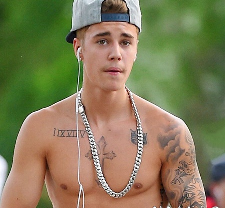 贾斯丁比伯的纹身 明星胸上黑灰色的小图案纹身图片