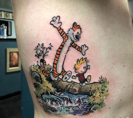 卡通老虎纹身 男生侧腰上彩绘的卡通老虎纹身图片