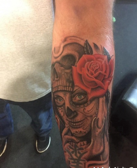 恐怖纹身 男生小臂上恐怖的骷髅纹身图片