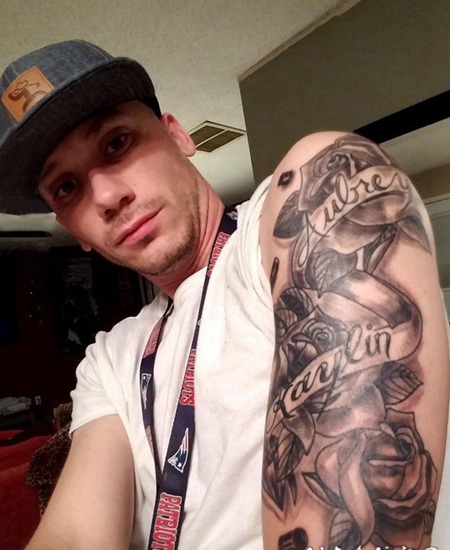 玫瑰纹身图 男生大臂上玫瑰和英文纹身图片