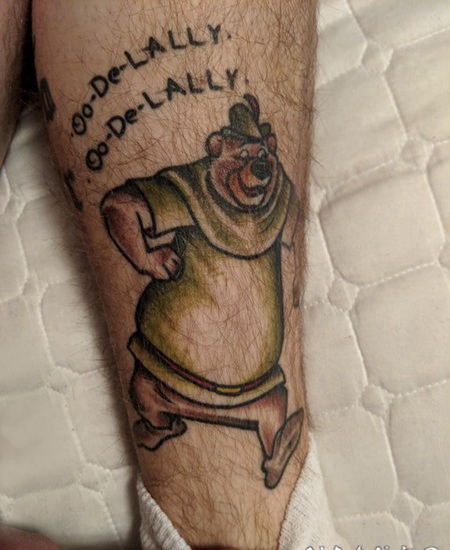 熊纹身 男生小腿上彩绘的卡通熊纹身图片