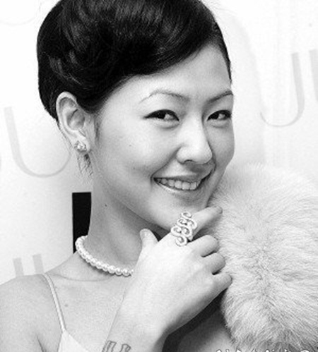 小s大象纹身 明星手臂上黑色的大象纹身图片