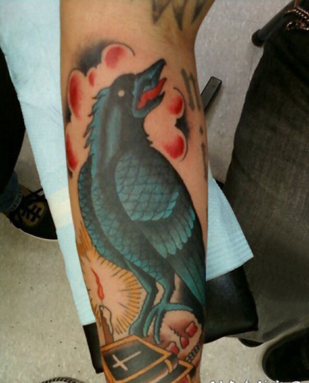 纹身鸟 男生小臂上彩绘的鸟纹身图片