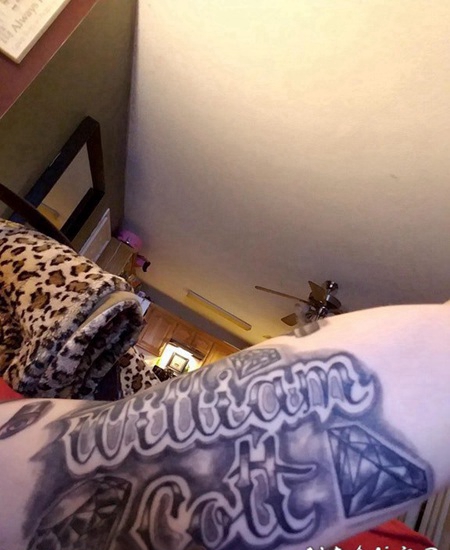 双大臂纹身 女生大臂上钻石和英文字母纹身图片