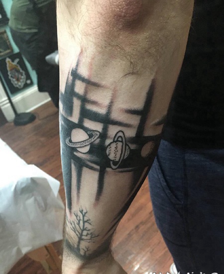 纹身星球 男生小臂上黑灰色的星球纹身图片