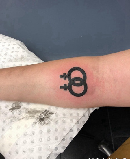 纹身符号 女生小臂上黑色的符号纹身图片