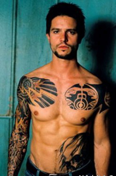 半甲纹身图案 男 男生手臂上彩绘的半甲纹身图片