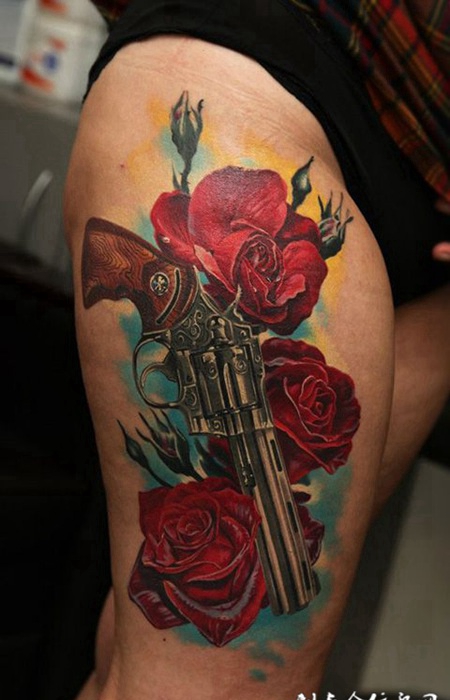 鲜花下的杀机，大腿枪花彩绘纹身图案