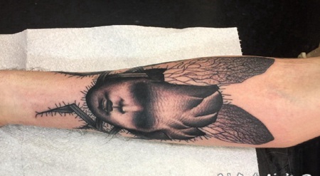 点刺纹身 男生手臂上黑灰色的点刺纹身图片