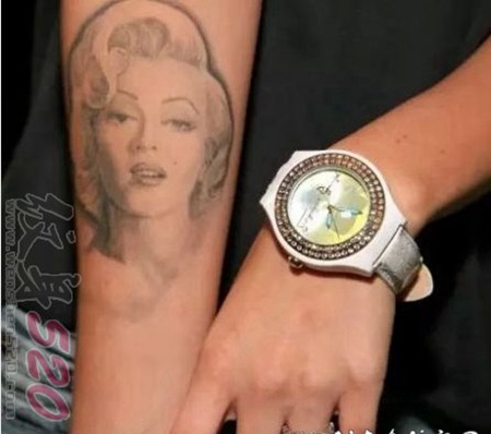 美国纹身明星 明星手臂上素描的玛丽莲梦露纹身图片