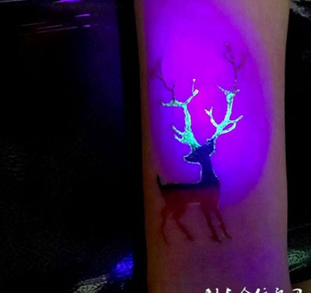 梦幻神鹿，手臂荧光鹿角纹身图案