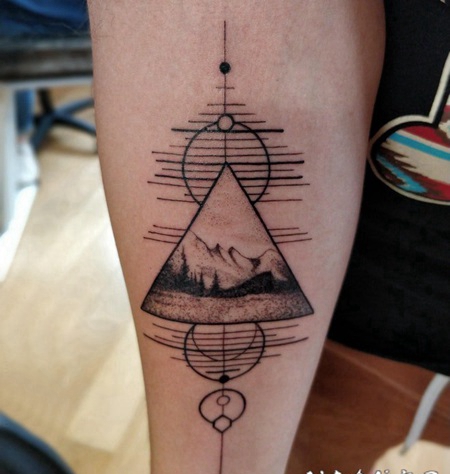 风景纹身 女生小臂上风景和几何纹身图片