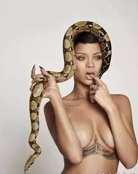 蕾哈娜的纹身 明星胸下黑灰色的翅膀纹身图片