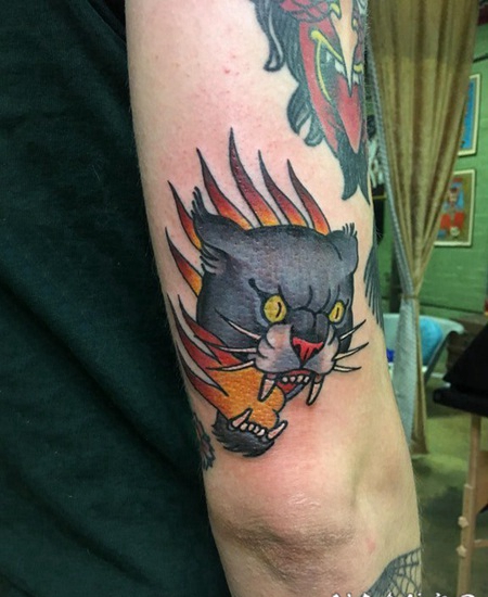 豹子头纹身 男生手臂上彩绘的豹子头纹身图片