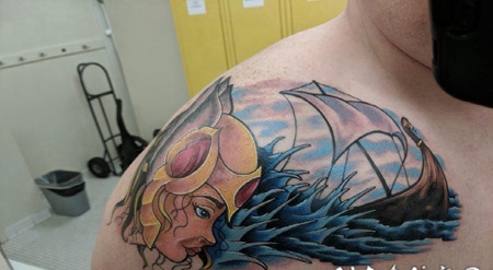 肩部纹身男 男生肩部浪花和人物纹身图片