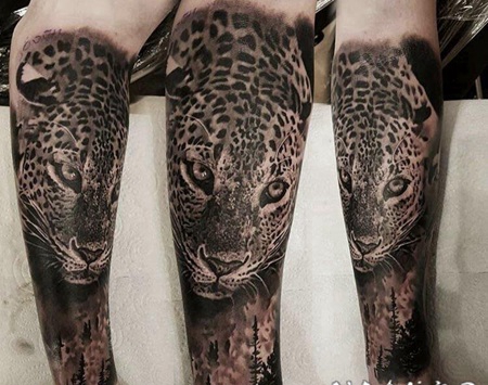 豹子头纹身 男生手臂上写实的豹子头纹身图片