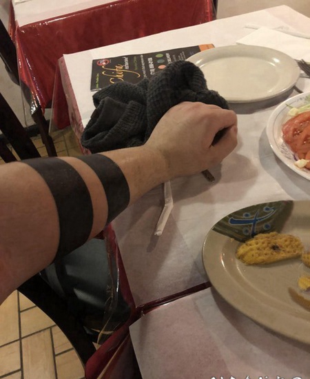 臂环纹身图案 男生手臂上极简的臂环纹身图片