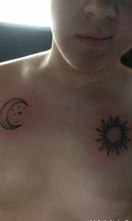 纹身太阳月亮 男生胸上太阳和月亮纹身图片