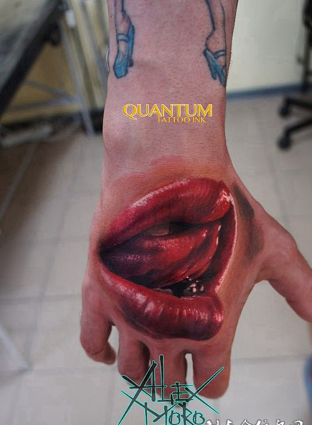 烈焰红唇，手背逼真嘴唇彩绘纹身