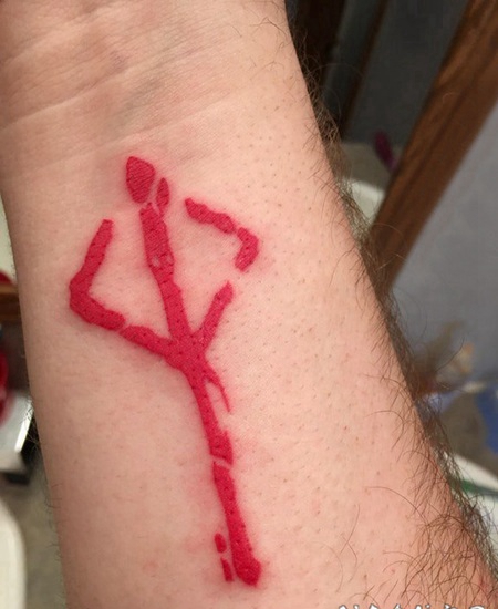 纹身符号 男生手臂上红色的符号纹身图片