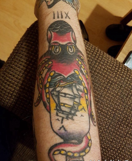 章鱼纹身图案 女生小臂上章鱼和漂流瓶纹身图片